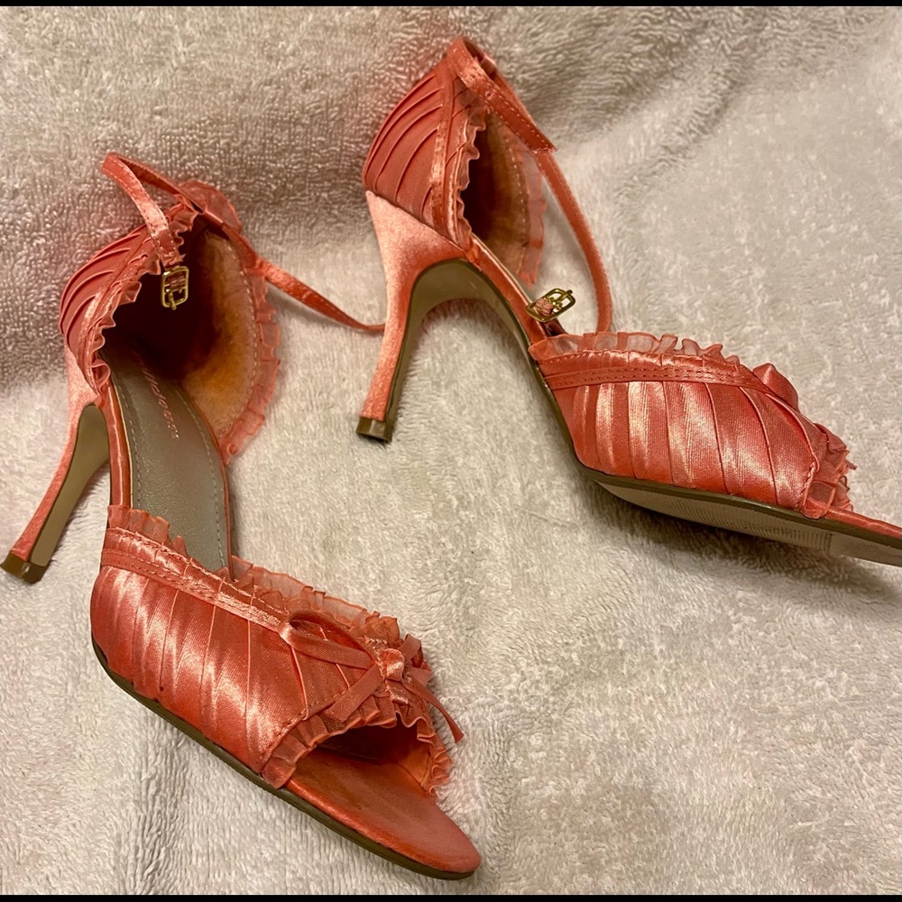 Delicious Shoes - Size 7 1/2 M - Coral Pink with closed back and open toe.